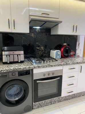 Private kitchen - Spacious 2-bedroom apartment + terrace near Gueliz and Majorell city center (Marrakech)