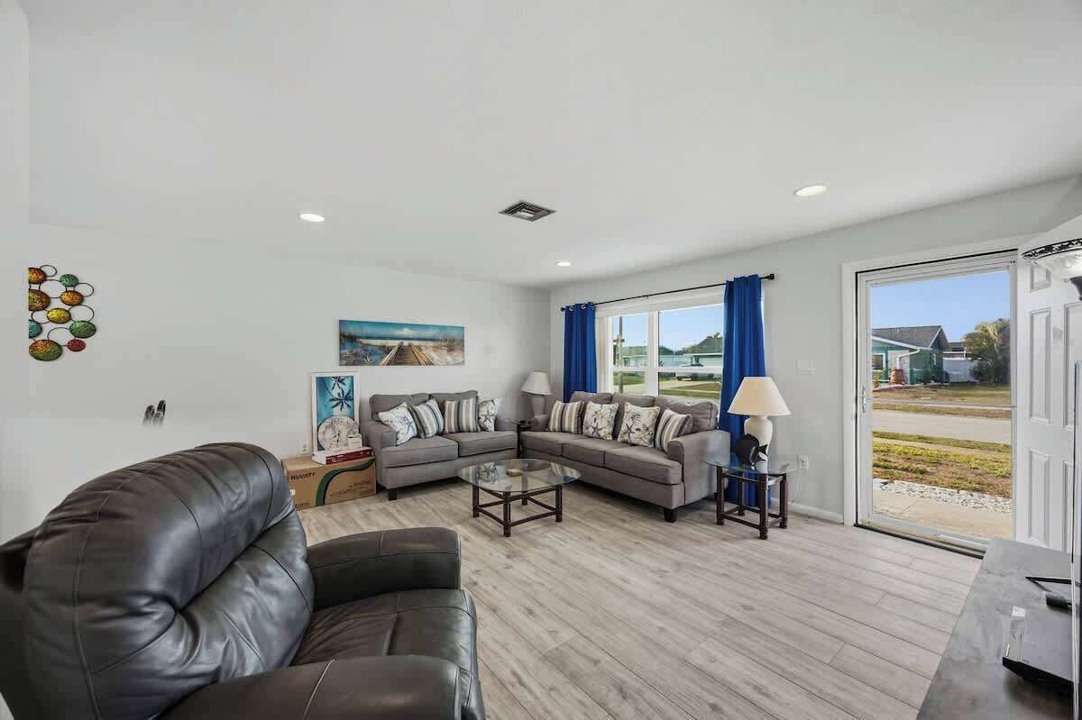 Smart TV, DVD player, offices