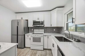 Fridge, microwave, oven, stovetop - 2/2 in Gardens Of Gulf Cove (Port Charlotte)