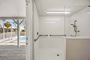 Shower, hair dryer, towels - 2/2 in Gardens Of Gulf Cove (Port Charlotte)
