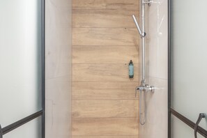 Een douche, een haardroger, handdoeken