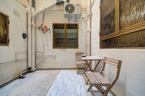 Dining - Central Gzira 2BR Near Sea and Bus Stops (Gżira)
