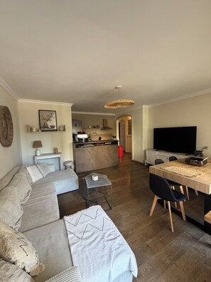 Smart TV - 4-room apartment in the heart of Juan les Pins (Antibes)