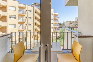 Interior - Holiday Home 'Mar Blau Con Piscina Comunitaria' with Shared Pool, Balcony and Wi-Fi (L'Escala)