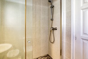 Shower, towels - Holiday Home 'Mar Blau Con Piscina Comunitaria' with Shared Pool, Balcony and Wi-Fi (L'Escala)