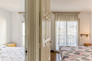 3 bedrooms, WiFi, bed sheets - Holiday Home 'Mar Blau Con Piscina Comunitaria' with Shared Pool, Balcony and Wi-Fi (L'Escala)