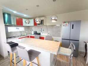 Refrigerador y comedor 