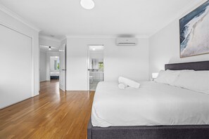 Room - 4BR House | Close to Sunnybank/QEII hospital/Griffith Nathan/Nissan Arena (Robertson)