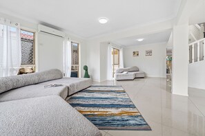 Living area - 4BR House | Close to Sunnybank/QEII hospital/Griffith Nathan/Nissan Arena (Robertson)