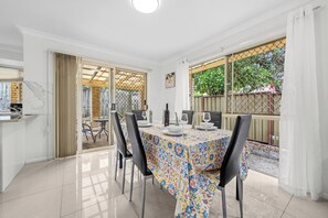 Dining - 4BR House | Close to Sunnybank/QEII hospital/Griffith Nathan/Nissan Arena (Robertson)