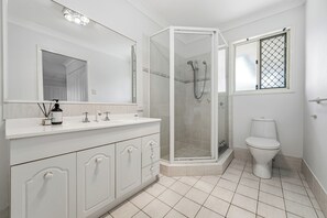 Bathroom - 4BR House | Close to Sunnybank/QEII hospital/Griffith Nathan/Nissan Arena (Robertson)