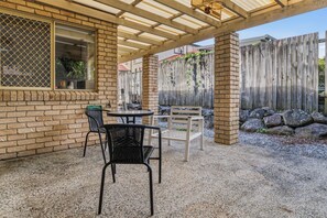 Outdoor dining - 4BR House | Close to Sunnybank/QEII hospital/Griffith Nathan/Nissan Arena (Robertson)