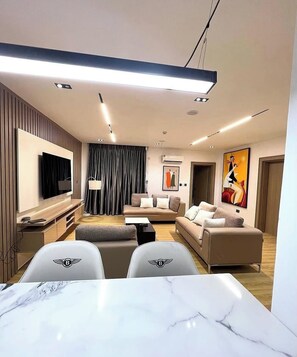 Deluxe appartement, balkon, uitzicht op stad | Woonruimte