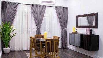 Deluxe appartement, balkon, uitzicht op stad | Dineren