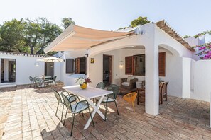 Outdoor dining - Casa Charlotte | Private pool | 5m to beach (Olhos de Água)