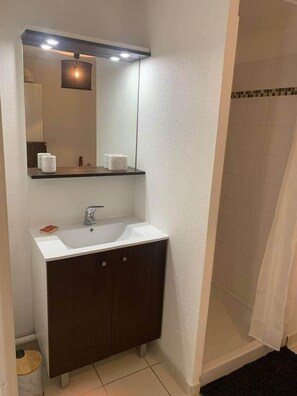 Secadora de cabello, jabón, papel de baño 