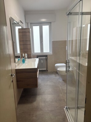 Shower, hair dryer, bidet, towels - Spacious, light-filled apartment inside the ancient town walls, with great views (Treviso)