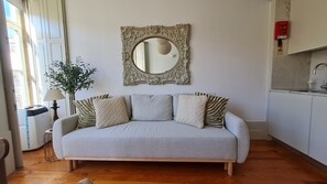 Living area - Cozy Retreat near Ribeira by LovelyStay (Porto)