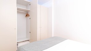 Iron/ironing board, free WiFi, bed sheets - Cozy Retreat near Ribeira by LovelyStay (Porto)