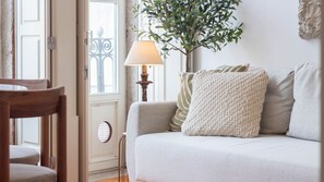 TV - Cozy Retreat near Ribeira by LovelyStay (Porto)