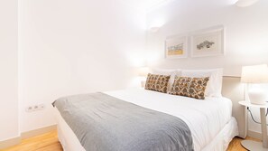 Tabla de planchar con plancha, wifi gratis, ropa de cama