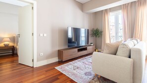 TV - São Bento Gem by LovelyStay (Porto)