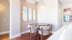 Dining - São Bento Gem by LovelyStay (Porto)