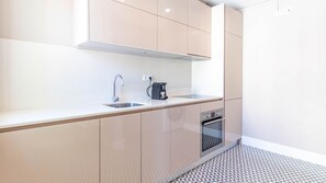 Fridge, microwave, oven, stovetop - São Bento Gem by LovelyStay (Porto)