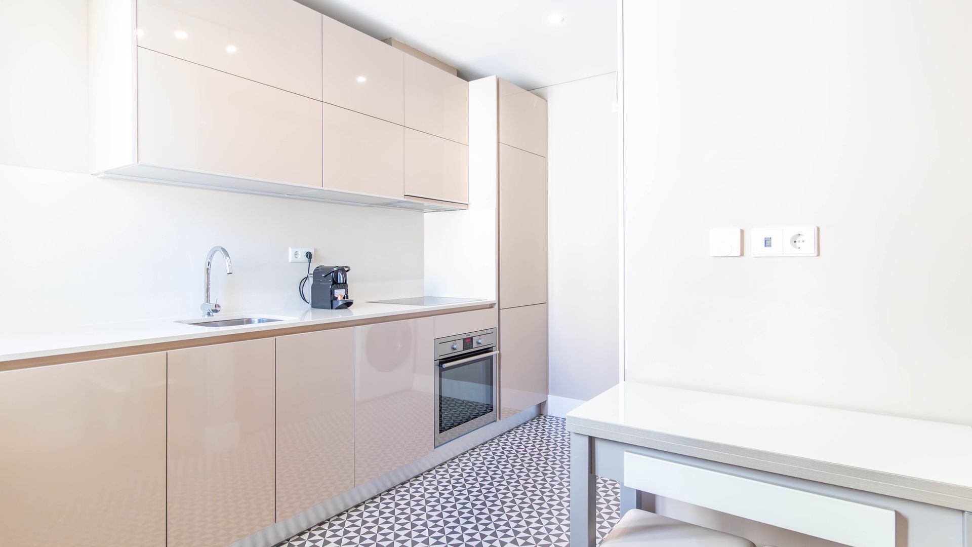 Réfrigérateur, four à micro-ondes, un four, surface de cuisson