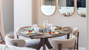 Dining - São Bento Gem by LovelyStay (Porto)