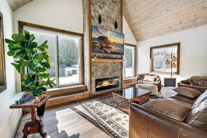 Living area - Cabin w/ hot tub near Cana Island Lighthouse and Gordon Lodge (Baileys Harbor)
