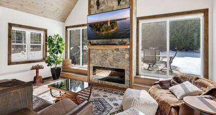 Newly Renovated Home with hot tub. Near Cana Island Lighthouse and Gordon Lodge