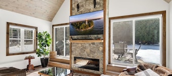 Newly Renovated Home with hot tub. Near Cana Island Lighthouse and Gordon Lodge