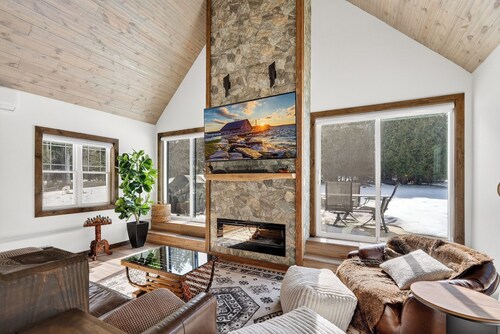 Cabin w/ hot tub near Cana Island Lighthouse and Gordon Lodge