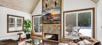 Cabin w/ hot tub near Cana Island Lighthouse and Gordon Lodge