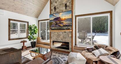 Cabin w/ hot tub near Cana Island Lighthouse and Gordon Lodge