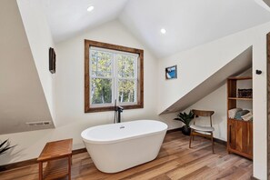 Bathroom - Cabin w/ hot tub near Cana Island Lighthouse and Gordon Lodge (Baileys Harbor)