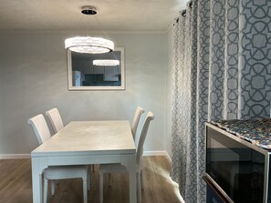 Dining - Nomad Hub:Ideal for Long Stays with dedicated Office and Pet friendly.Near shops (Cranberry Township)
