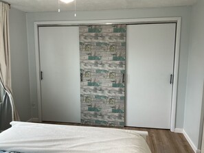 2 bedrooms, iron/ironing board, WiFi, bed sheets - Nomad Hub:Ideal for Long Stays with dedicated Office and Pet friendly.Near shops (Cranberry Township)