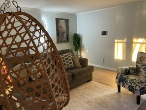 Living area - Nomad Hub:Ideal for Long Stays with dedicated Office and Pet friendly.Near shops (Cranberry Township)