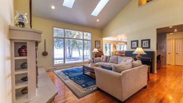 Smart TV, fireplace, books, music library