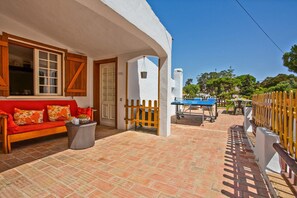 Outdoor dining - Villa Namibe | Private Pool | 5m to beach (Olhos de Água)