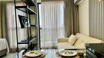 Apartamento conforto, vista para a cidade | Área de estar