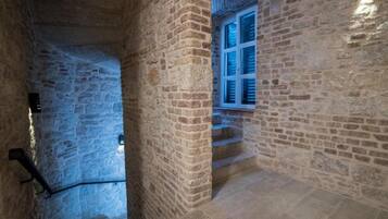 Dreibettzimmer (Standard Triple Room) | Treppe