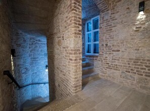 Chambre Triple (Standard Triple Room) | Escalier