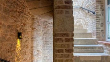 Dreibettzimmer (Standard Triple Room) | Treppe