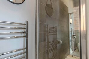 Bathroom - The Southport Seaside Snug - Suite 4 (Southport)