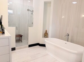 Hair dryer, towels, soap, toilet paper - LAKEFRONT-Master Suite, Master Bunk Room. Spa, Gameroom, Bar, Pool Table. 3400sf (Ten Mile)