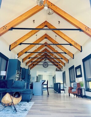 Interior - LAKEFRONT-Master Suite, Master Bunk Room. Spa, Gameroom, Bar, Pool Table. 3400sf (Ten Mile)