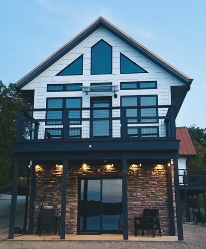 LAKEFRONT Master Suite, Master Bunk Rm. Spa, Game-Rm, Bar, Pool Table, Boat Dock